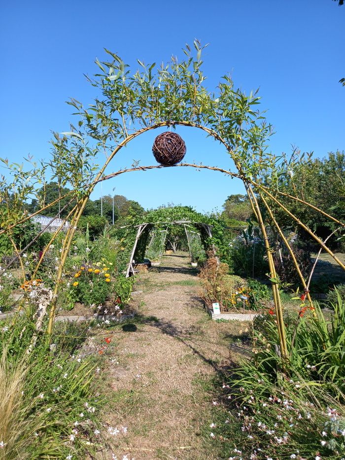 Führung durch den pädagogischen Gemüsegarten mit Jérémy dem Gärtner des Relais Nature