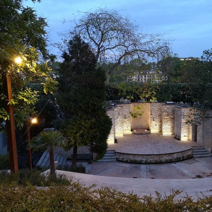 Es gibt viele Möglichkeiten zu reisen. Dies wird Monica Fuentes im Théâtre de Verdure im Parc de Bécon zeigen. Sie wird das Publikum auf eine Reise der Sinne zu einem fernen Ziel mitnehmen.