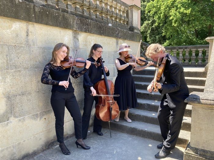 Auf geht es zur zweiten Rendezvous-Matinee im herrlichen Schlosspark Altdöbern! Wieder bringen die Brandenburgischen Sommerkonzerte Ihnen Klassik-Hits aus fünf Jahrhunderten.