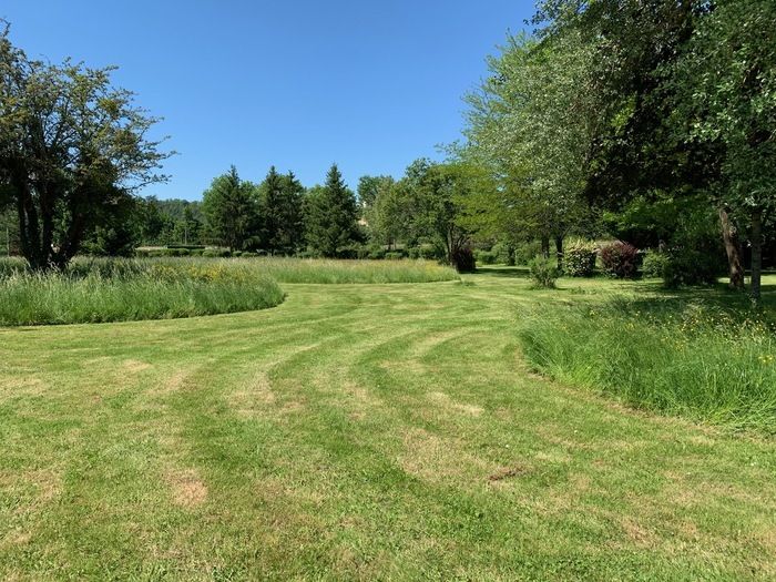 Das Erholungsgebiet gehört zu den drei Sehenswürdigkeiten, die Sie besuchen können, um die Natur, die Cure und einige der Reize von Vermenton zu entdecken.