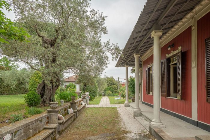 Guided tour of the garden with Casina neopompeiana