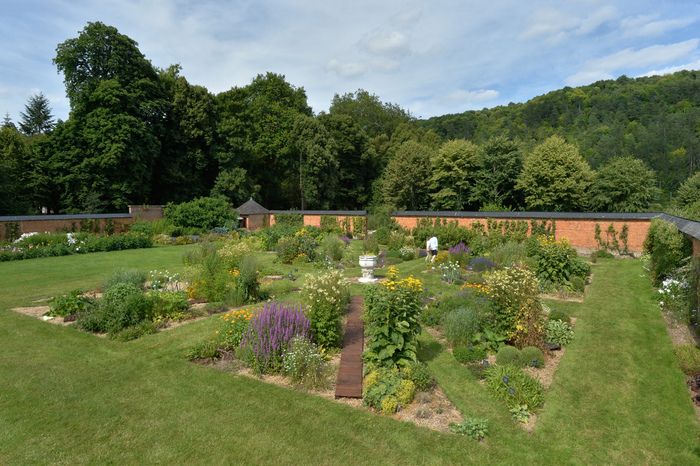 Dieser romantische Park, der Ende des 18\. Jahrhunderts von einem sehr originellen Renaissance-Schloss umgeben und von historischen Denkmälern geschützt wurde, steht unter Denkmalschutz, ist ein bemer