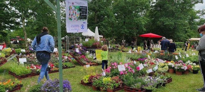 Markt für Pflanzen und Gartendekorationen mit über 50 Ausstellern.