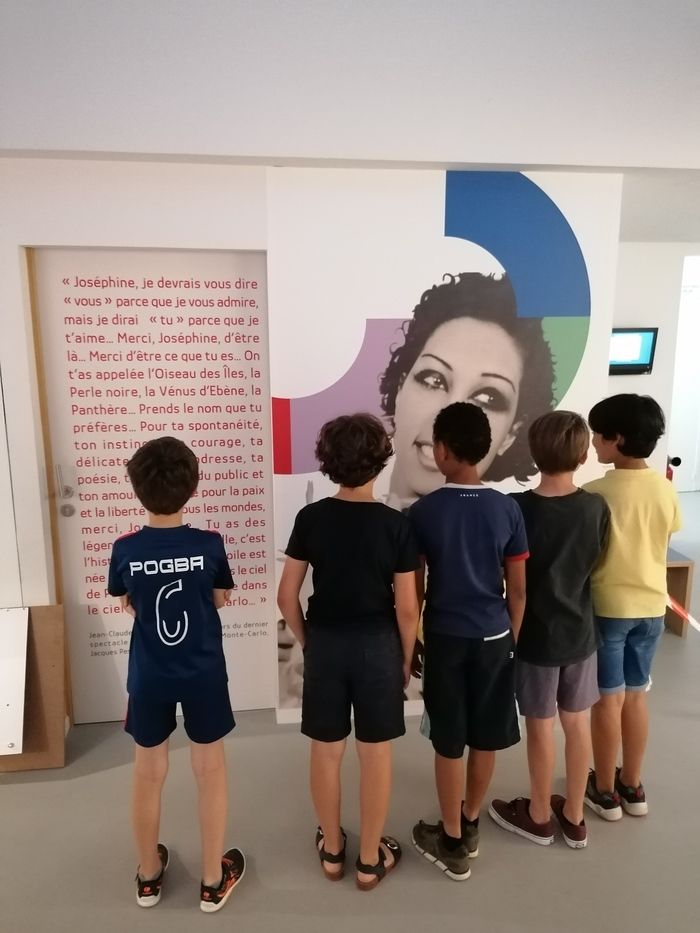 Les enfants découvrent l’exposition Joséphine Baker à travers une visite guidée adaptée, puis réalisent leur propre sculpture à la manière de Calder, l'un des artistes exposés dans un atelier créatif.