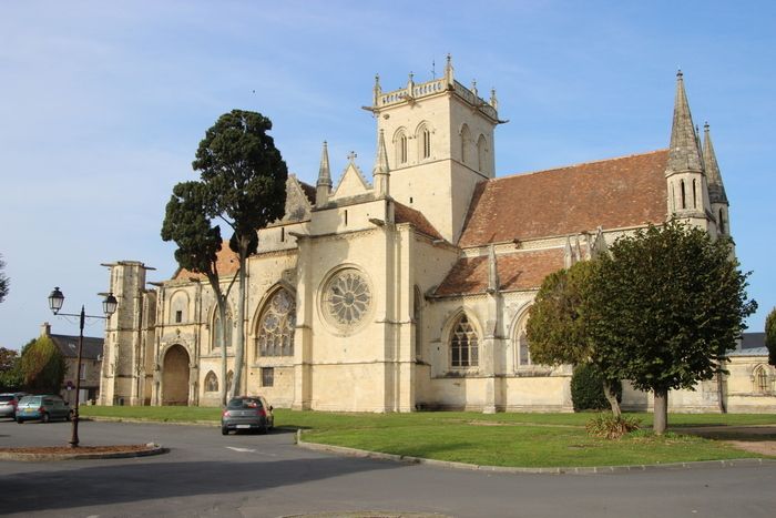 Visite de l'église Notre-Dame de Dives-sur-Mer. Des visites commentées peuvent être organisées par les membres de l'Association de sauvegarde de l'église de Dives-sur-Mer (ASED).