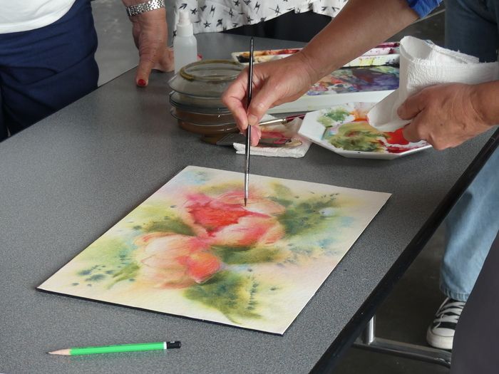 In der idealen Umgebung des Rosengartens von Saint-Galmier wird Lessia SCAFI, eine Aquarelllehrerin, ihr Wissen, ihre Technik (nass auf nass) und ihre Ratschläge an leidenschaftliche und erfahrene Sch