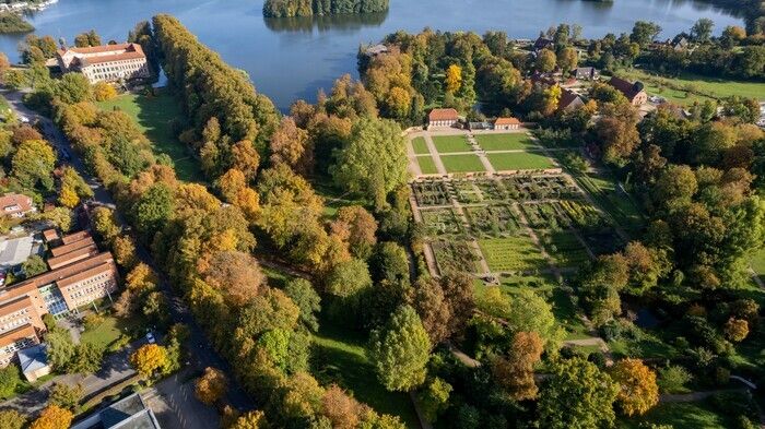 Gespräche über den Gartenzaun, GartenShowküche, Führungen und Vortrag  mit Schwerpunkt Heil- und Arzneipflanzen und Nutzpflanzenvielfalt