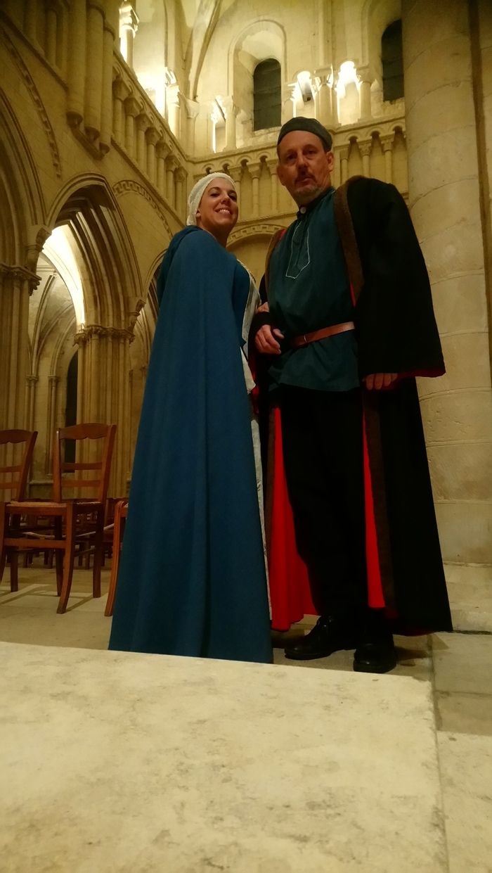 Déambulation dans l'Abbaye aux Dames, accompagnés de Mathilde et Guillaume qui n'auront plus de secrets pour vous !