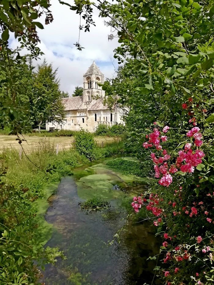 les bénévoles de l'AVET vous accueilleront sur le site pour donner toutes les explications souhaitées, dont la présence de ce monument prestigieux en ce lieu insolite, éloigné du village