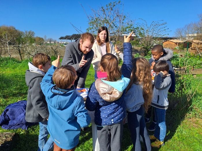 Mit Spielen entdecken die Kinder den Reichtum des Gartens und wecken alle Sinne.