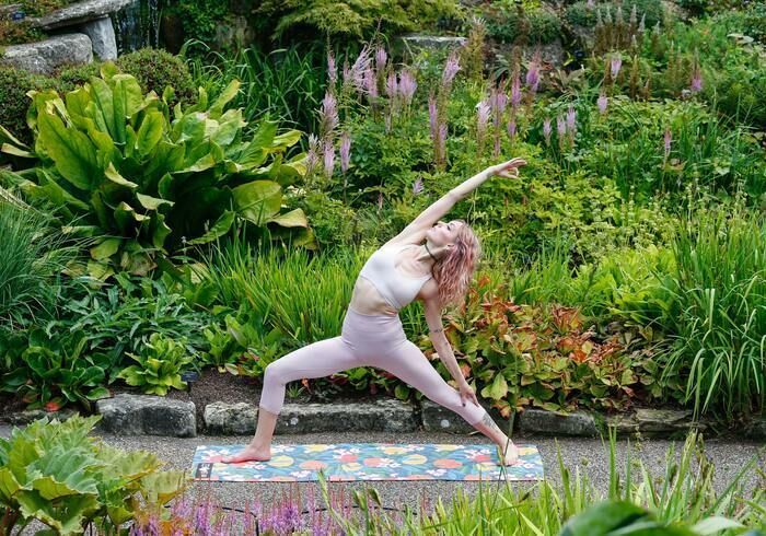 Entdecken Sie Yoga und Sophrologie im Garten mit Lamia (Miasourya)