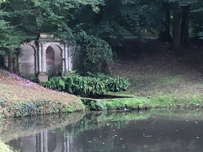 Entdecken Sie den Garten des Retters, der mit zahlreichen Fabriken geschmückt ist: Brunnen, Becken, Laube, Säule, Statue inmitten von jahrhundertealten Bäumen, darunter ein bemerkenswerter Baum Frankr