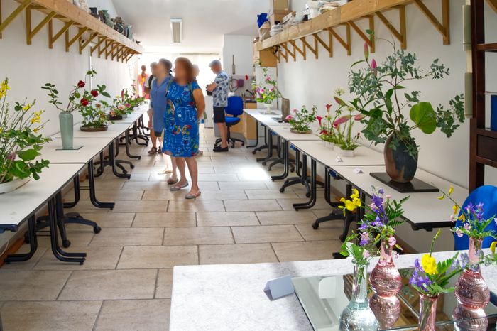 Japanische Blumenausstellung in der Werkstatt, in der die Kurse stattfinden. Dieser trennt die beiden Teile des Gartens. Wenn Sie es überqueren, um von einem zum anderen zu gelangen, können die Besuch