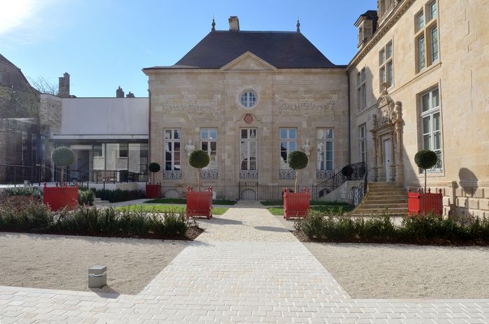 Dans le jardin de la Maison des Lumières, venez écouter un concert de l’atelier Jazz de l’école municipale de musique.