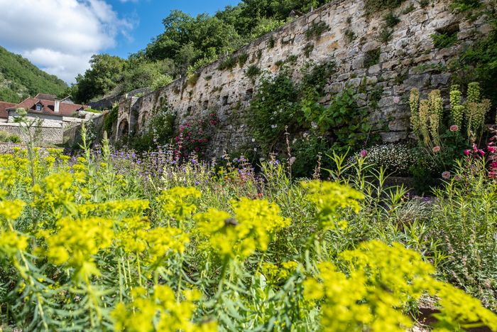 Entdecken oder entdecken Sie die Gärten des Schlosses, verzaubert und einbalsamiert in dieser Zeit von Rosen, Jasmin und Lilien. Ihr Gehör wird vom sanften Rauschen des Springbrunnens verzaubert sein.