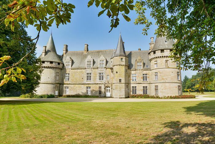 Wandern Sie auf einem romantischen Spaziergang zwischen hohen Bäumen, dem englischen Fluss, Teichen und dem Waschhaus. Der Park dient als Kulisse für das von Kanzlerin Anne de Bretagne erbaute Schloss