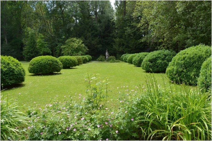 Sie haben die Möglichkeit, den Garten frei zu erkunden oder eine Führung durch die Besitzer des Montagu-Saals und der Bibliothek, gefolgt von der des Parks, zu machen.