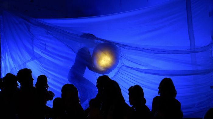 Spectacle de théâtre sensoriel par la Compagnie Prune en famille à partir de 6 mois dans le cadre des ARPL 2023.