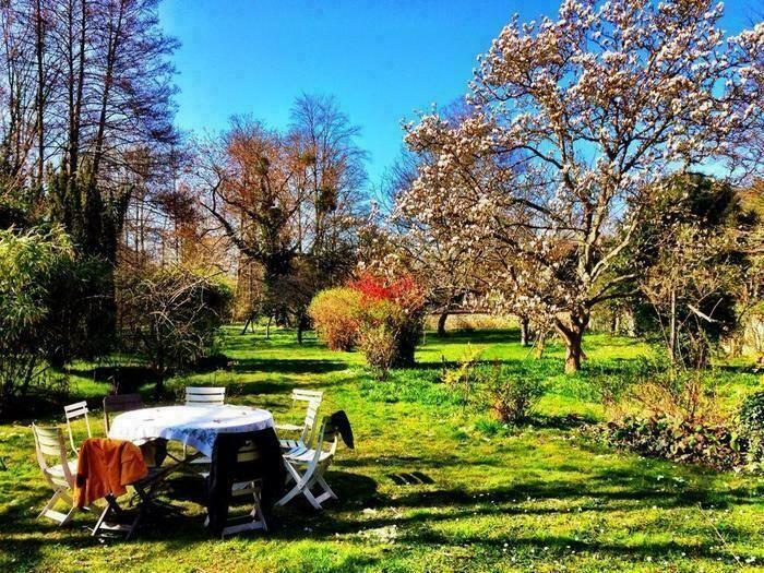 Im Talboden, der an einen der Sausseron-Biefs grenzt, präsentiert dieser Garten viele lokale Bäume (vor allem alte Apfelbäume) sowie eine sehr schöne Magnolie, die unter vielen Arten thront.