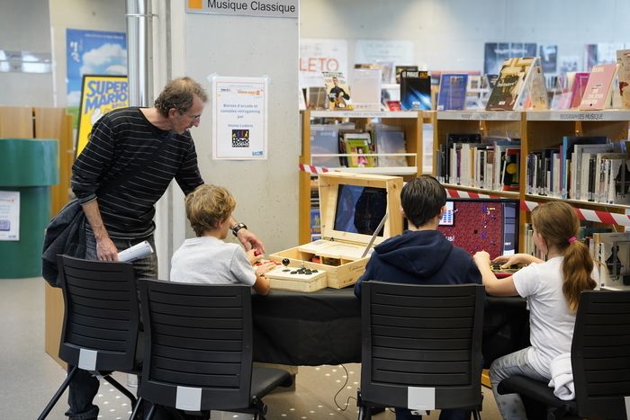 Espace dédié pour les plus petits de 0 à 5 ans : raconte-tapis, éveil musical. Et pour les petits-grands à partir de 6 ans : jeux de société, jeux vidéos, programmation robotique, ateliers créatifs...