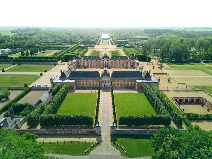 Wir laden Sie ein, das Schlachtfeld, den größten privaten Park Europas und die außergewöhnlichen historischen Sammlungen im Schloss zu besuchen! Die Gitter der Gärten...