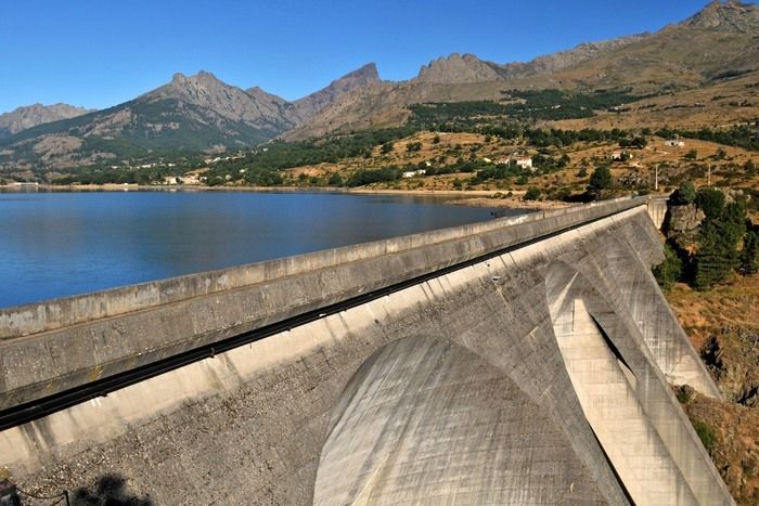 Visite de l'usine EDF de Castirla. Découvrez comment EDF Corse fabrique de l'électricité décarbonée grâce à l'eau stockée dans ses barrages.