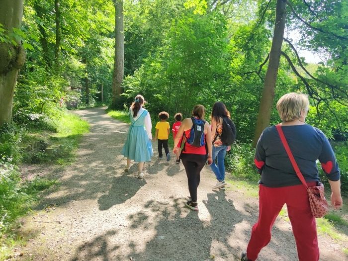 Entdecken Sie die Biodiversität und Landschaften der Esplanade François-Mitterrand und des Waldes Luzard auf spielerische Weise bei einer Schatzsuche.