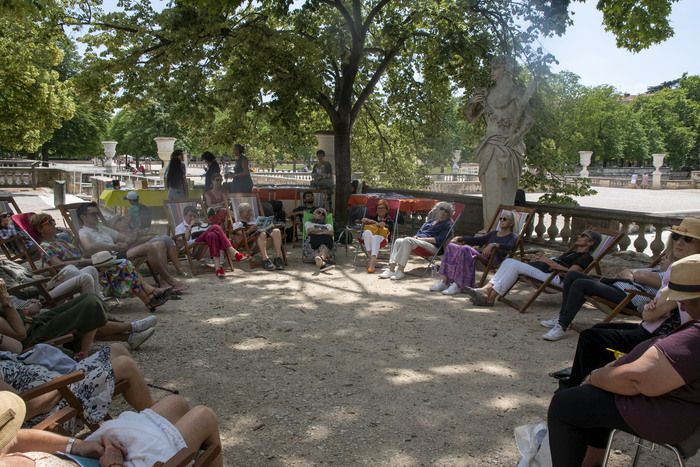 Entspannen Sie im Schatten der Linden vor dem Tempel von Diane und hören Sie sanfte Musik!