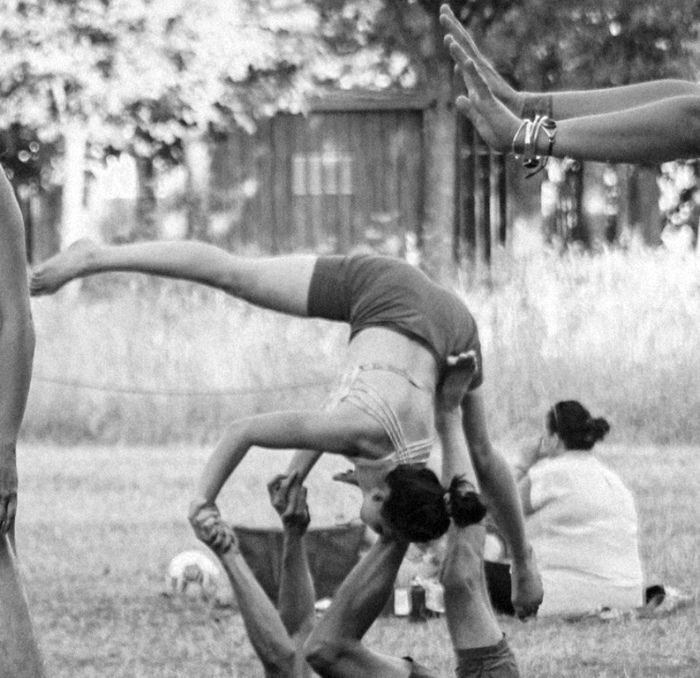 Chill, Musik und Acroyoga...die perfekte Mischung, um am Ende des Tages eine gute festliche Zeit im Gemeinschaftsgarten Paill'Terre & Cie. zu verbringen.