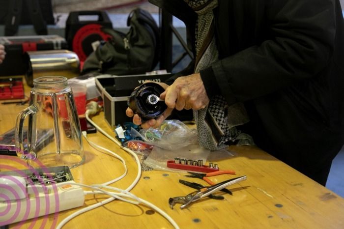 C'est quoi un Repair Café ? C'est une activité réparation participative et gratuite. Un lieu convivial où chacun·e vient avec son objet abimé : vêtement (textile), petit appareil ménager, lampe,...