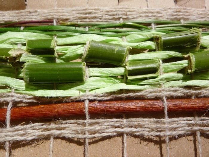 Lin, ramie, laine, chanvre... Apprenez quelles sont les fibres naturelles et associez-les dans un tissage décoratif que vous pourrez accrocher chez vous.