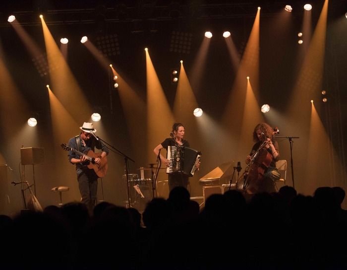 Joulik est un trio vocal et instrumental voguant entre chants traditionnels revisités et musiques créatives du monde.