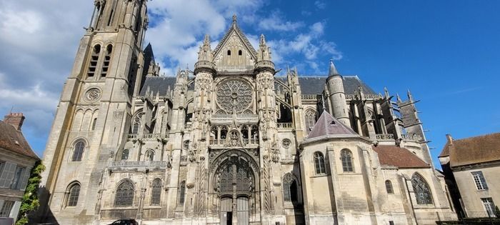 A travers une visite guidée accompagné d’un livret jeu, découvrez l’histoire mouvementée de la cathédrale tout en vous amusant.