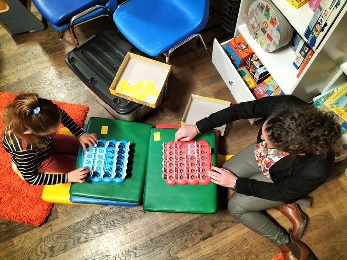 Animation Jeux de société à la bibliothèque. Adultes et enfants sont invités pour un moment de convivialité autour des nombreux jeux de la ludothèque Marque-Page.