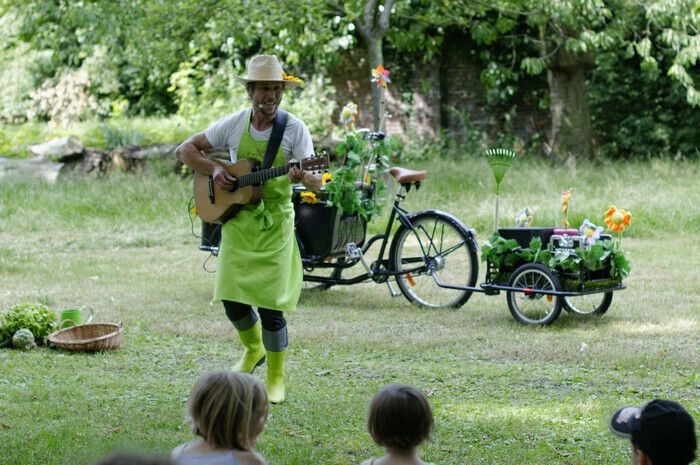 Olivier le Petit Jardinier revient de son jardin-potager en triporteur. Il a ramené quelques légumes. C'est tout en chansons qu'il fera découvrir aux enfants les légumes, le jardin et le potage...