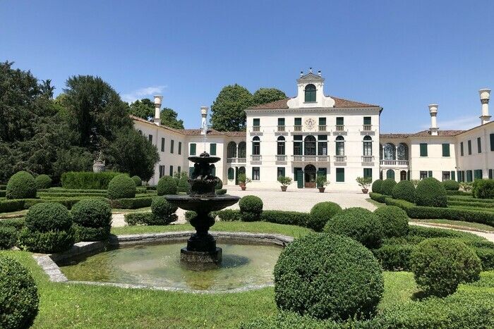 Visiting a Historical Park is a sensory experience: observing and recognizing different botanical species, touching textures and textures of leaves and barks, smelling herbs, bushes and plants, listen