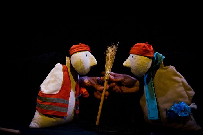 Spectacle de marionnette-sac, visuel et musical (musique en direct), créé par la Compagnie La Bobêche