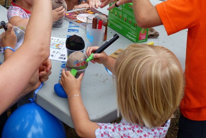 Atelier d’éveil à la science et au livre scientifique par les expériences.