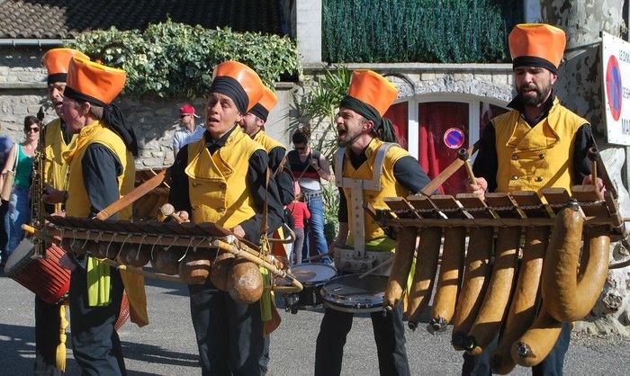 Spectacle musical et déambulatoire par la Complet’Mandingue. Un orchestre de balafons portables tout-terrain qui sillonne la planète avec l’énergie et l’humour communicatifs de ces 6 musiciens.