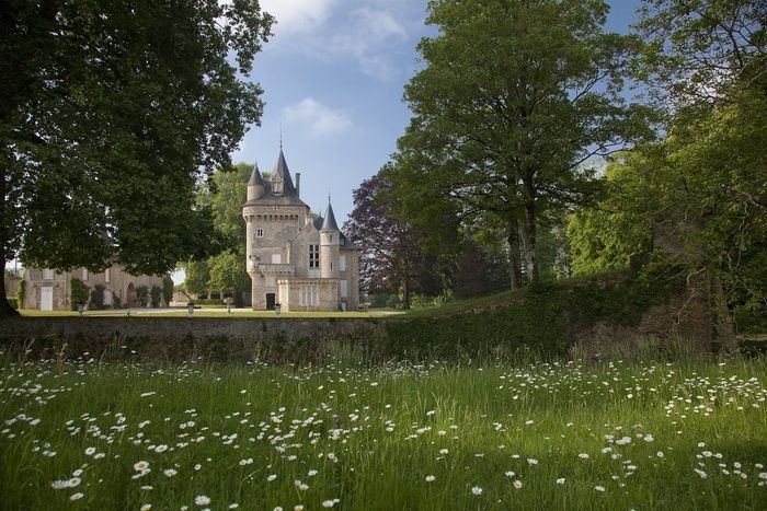 Park um ein befestigtes Haus aus dem 15\. Jahrhundert. Bemerkenswerte Bäume, Gräben, Gemüsegarten, Rosengarten, Gewächshaus und Orangerie.