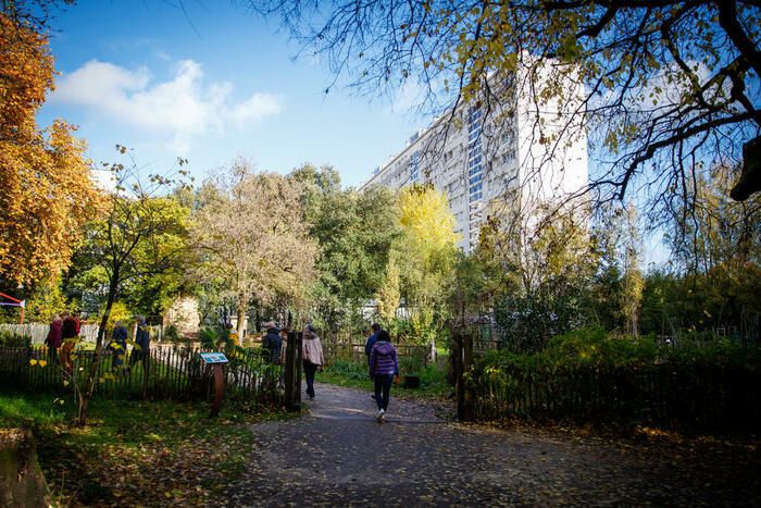 Im Garten dieses ehemaligen Bürgerhauses aus dem späten 19\. Jahrhundert wurde ein vier Hektar großer Park angelegt. Sein Unterholz grenzt an die Ruinen eines Schlosses. Es werden verschiedene Baumart