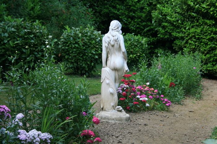 Gastfreundlicher Garten mit vielen Staudengassen, einjährigen Sträuchern sowie Becken und Wasserpflanzen