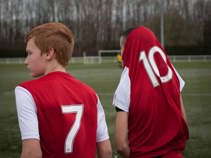 Neuf photographes sont allés à la rencontre des jeunes, sur le terrain, dans les clubs sportifs, dans les quartiers, afin de vous faire partager leur passion.