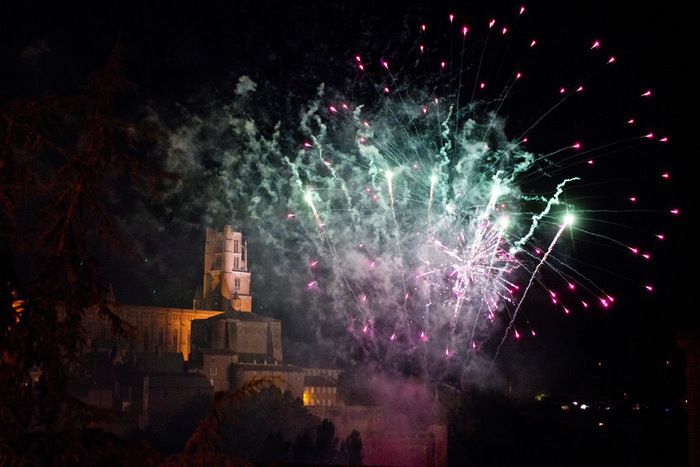 La Ville d'Albi propose à tous de fêter ensemble les valeurs de la République  avec un défilé, une déambulation aux flambeaux suivi par un bal et un feu d'artifice tiré depuis les berges du Tarn.