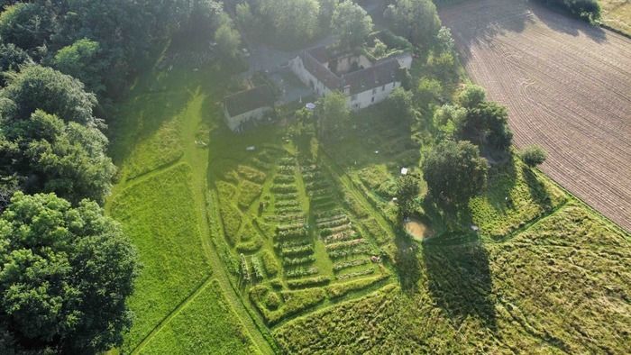 Entdeckung eines Gartens von Permacole und Agroforstwirtschaft im zweiten Jahr und der Anfänge eines mittelalterlichen Gartens mit seinen aromatischen und medizinischen Pflanzen. Für Ihren Komfort und