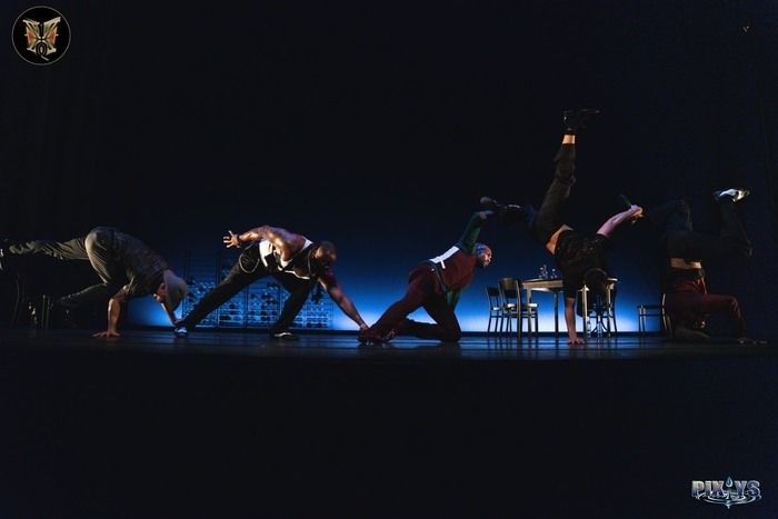 Un spectacle de danse break et hip-hop revisitant la prohibition américaine avec un mélange explosif de styles des années 20 au gangsta rap des années 90.