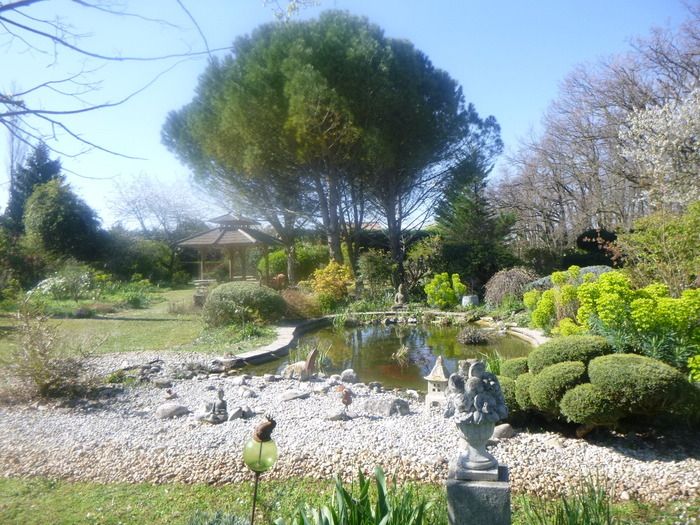 Die Spaziergänge im Garten werden von den Kommentaren der Gartendesignerin begleitet, sie ermöglicht einen Austausch mit den Besuchern; und wenn diese sich im vielfältigen Garten verlieren möchten...