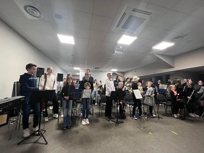 Konzert von etwa dreißig Musikern im Berles-Monchel Park zum Thema "Spaziergang um die Welt".