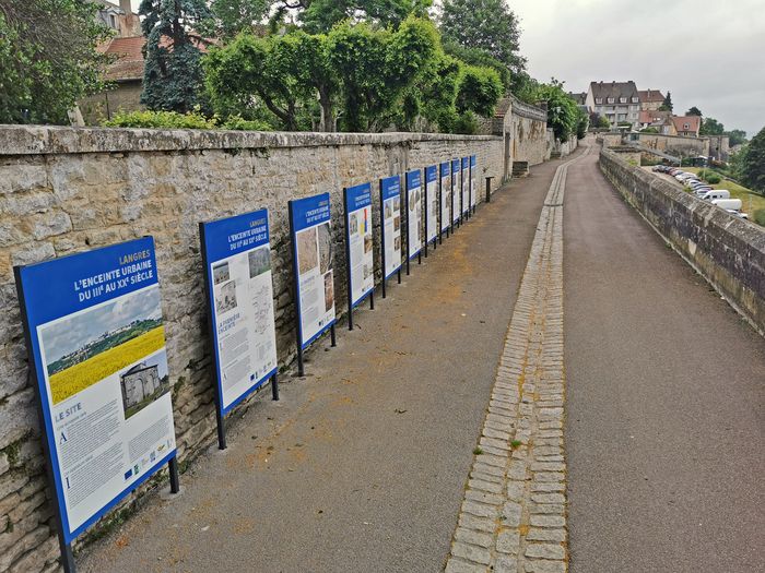 Promenez-vous et découvrez une exposition visible sur le chemin de ronde des remparts de Langres.