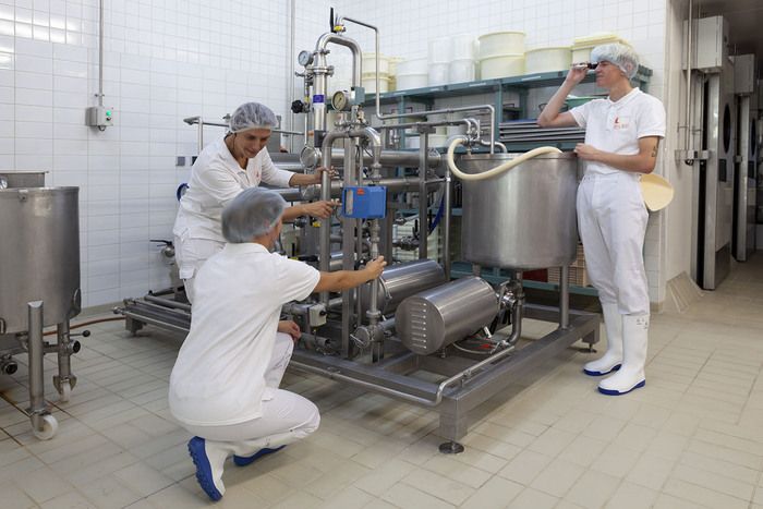 Visite de la halle de génie alimentaire d'ENILEA campus de Poligny pour une découverte de la transformation alimentaire et de la qualité, les métiers et les formations associés !